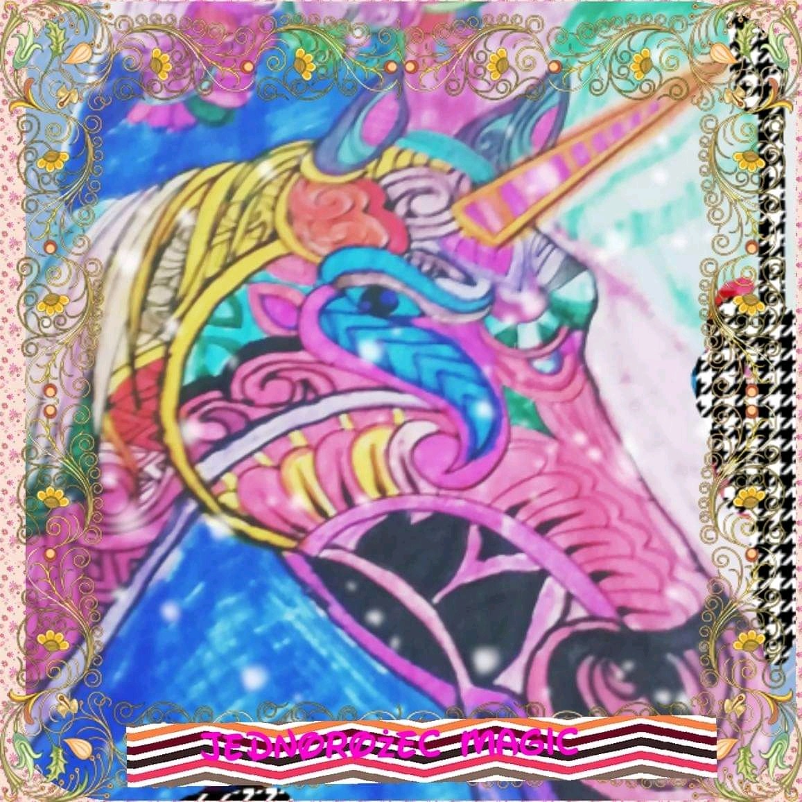 Ilustracja jednorożca w stylu pop-art z wyraźnymi konturami i wypełnieniami w odcieniach różu, błękitu, żółci i zieleni, otoczona ozdobną ramką z motywami kwiatowymi i geometrycznymi.