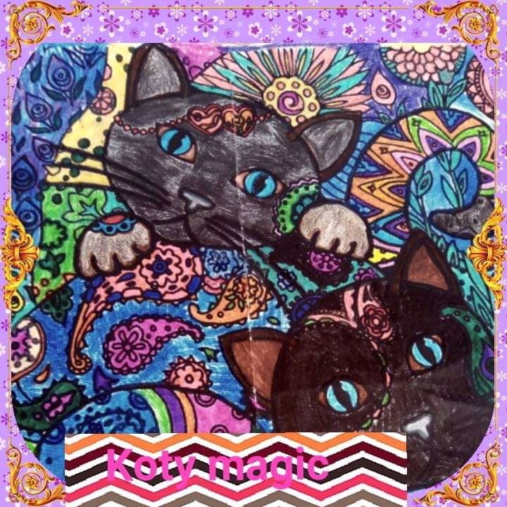 Kolorowy, ręcznie rysowany portret dwóch kotów z dużymi niebieskimi oczami, otoczonych wzorami paisley i kwiatowymi ornamentami w stylu boho.