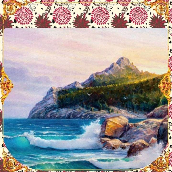 Malowniczy obraz olejny przedstawiający skaliste wybrzeże z turkusowymi falami rozbijającymi się o skały, z zalesionym wzgórzem w tle, umieszczony w ozdobnej ramie z motywami kwiatowymi i złotymi...