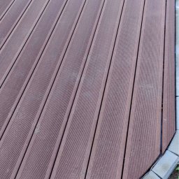 B&B Gw Sp Zoo - Kompozytowa deska tarasowa w odcieniach brązu ułożona na zewnątrz, obrzeże wykończone szarą kostką brukową