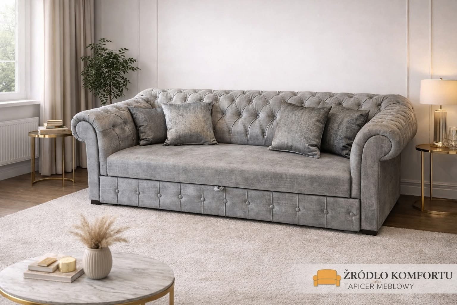 Elegancka, szara sofa Chesterfield z poduszkami w salonie. Pikowane oparcie i siedzisko, dekoracyjne guziki. Widoczny stolik kawowy i lampka nocna.