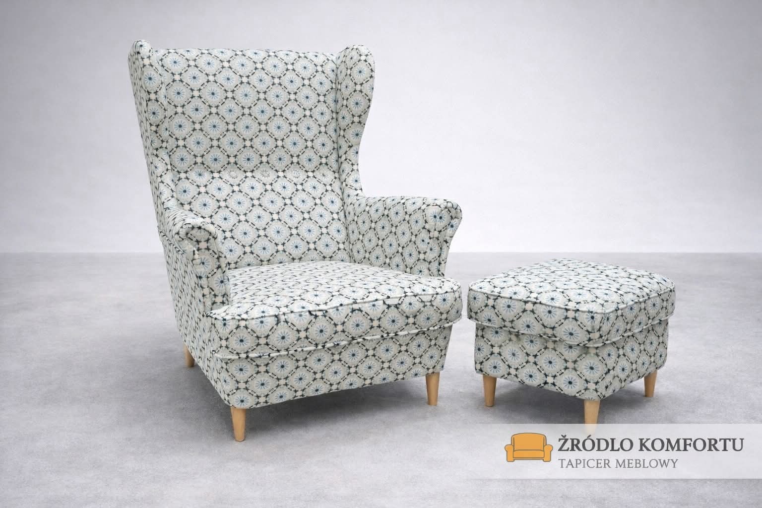 Wysoki fotel uszak i pufa w geometryczny wzór, tapicerowane tkaniną w odcieniach bieli i błękitu, na tle jasnoszarego studia. Widoczne drewniane nóżki.