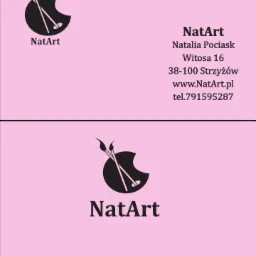 Różowe wizytówki firmy NatArt z logo przedstawiającym paletę malarską i pędzle, zawierające dane kontaktowe: imię i nazwisko, adres, adres strony internetowej oraz numer telefonu.