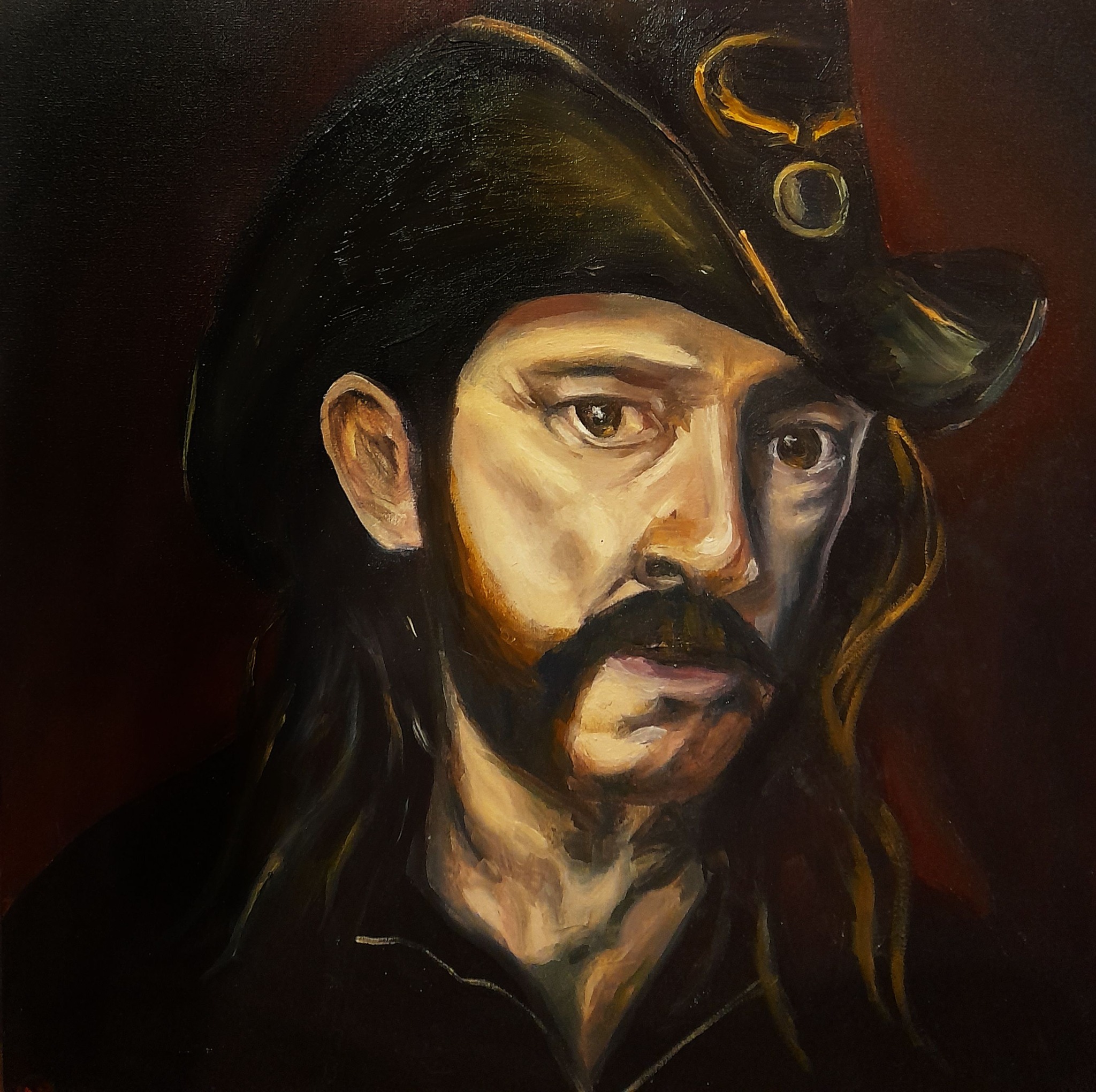 Olejny portret Lemmy'ego Kilmistera w kapeluszu kowbojskim, na ciemnoczerwonym tle, z widocznymi pociągnięciami pędzla i charakterystycznym wąsem.