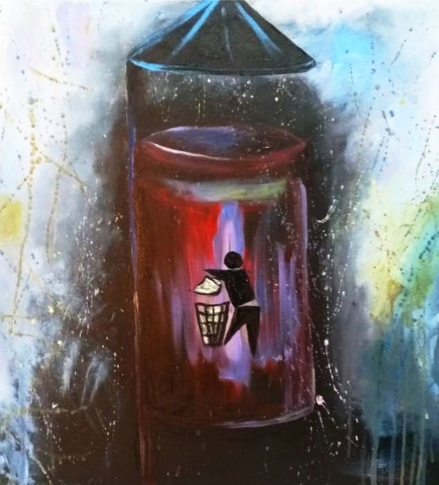 Abstrakcyjne malowidło przedstawiające kosz na śmieci z wrzucaną makulaturą, utrzymane w ciemnej tonacji z elementami czerwieni, błękitu i brązu, z białymi i złotymi plamkami imitującymi rozpryski...