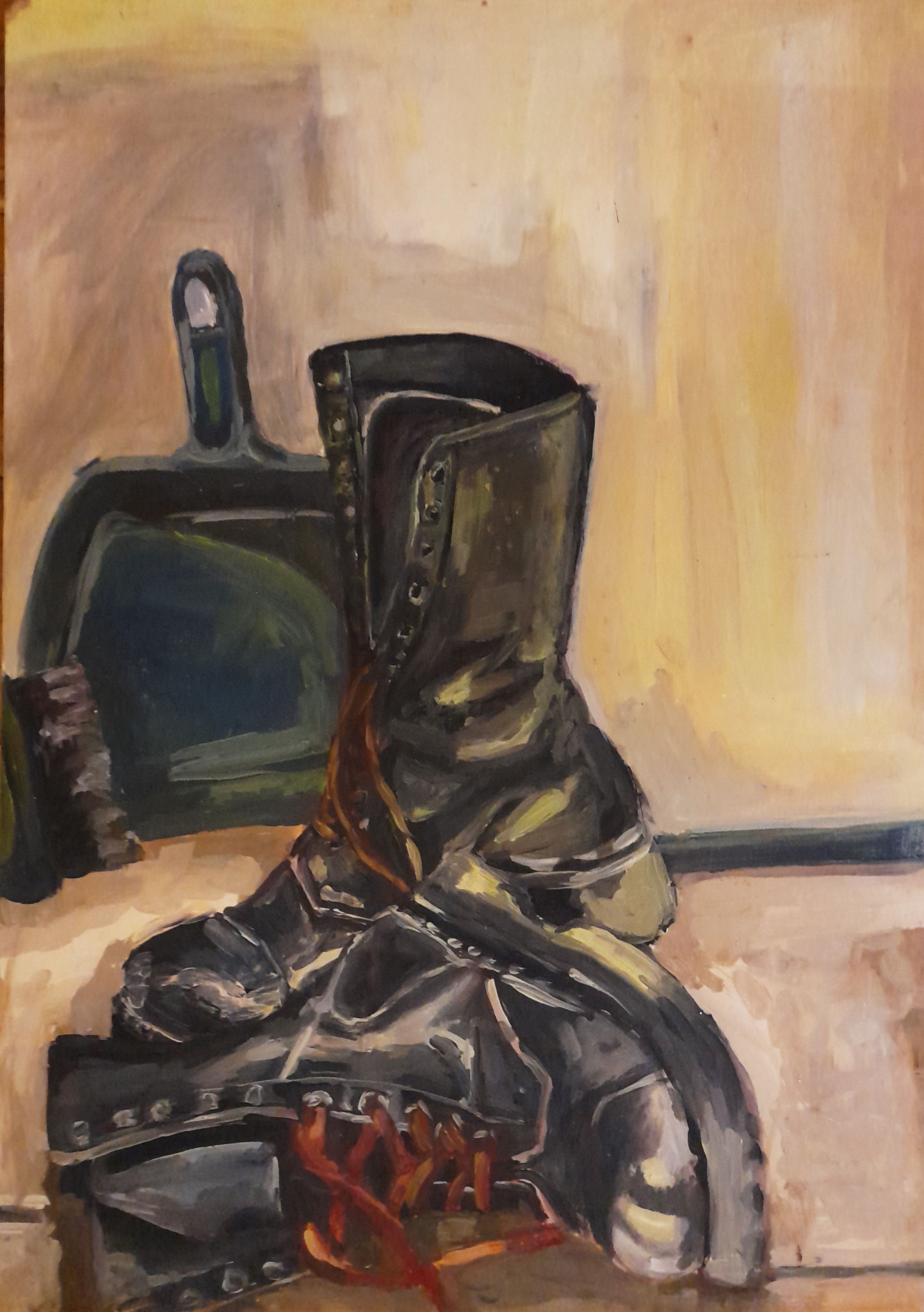 Olejny obraz przedstawiający czarny, sznurowany but roboczy i szufelkę na beżowym tle.