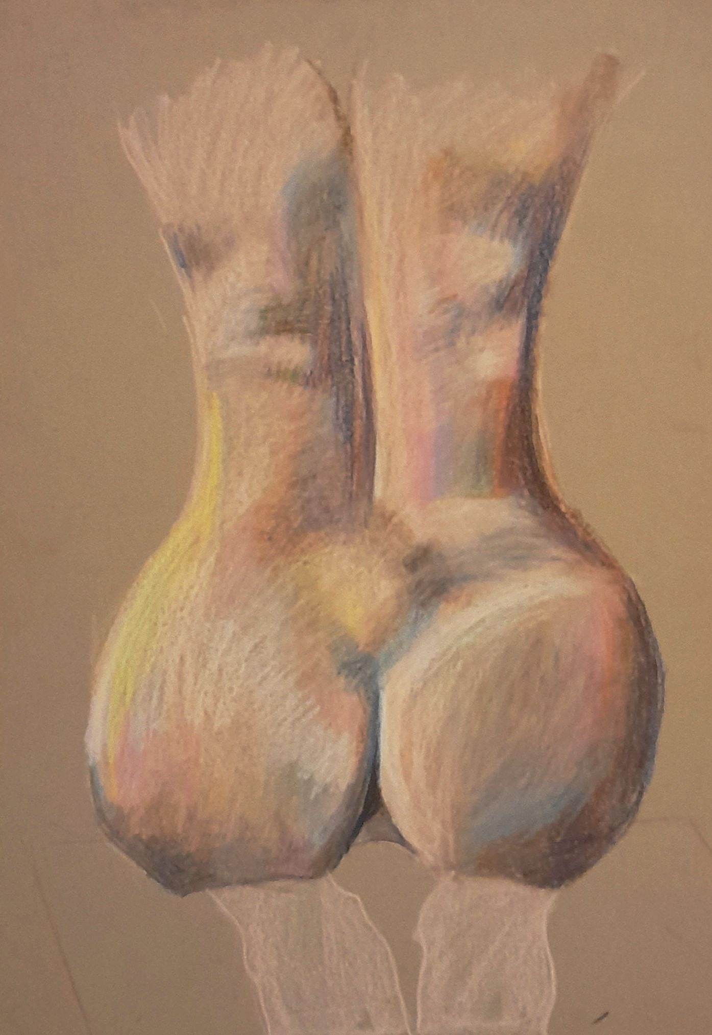 Pastelowy rysunek przedstawiający kobiece plecy i pośladki na brązowym papierze, z widocznymi śladami kredek w odcieniach beżu, różu, błękitu i żółci.