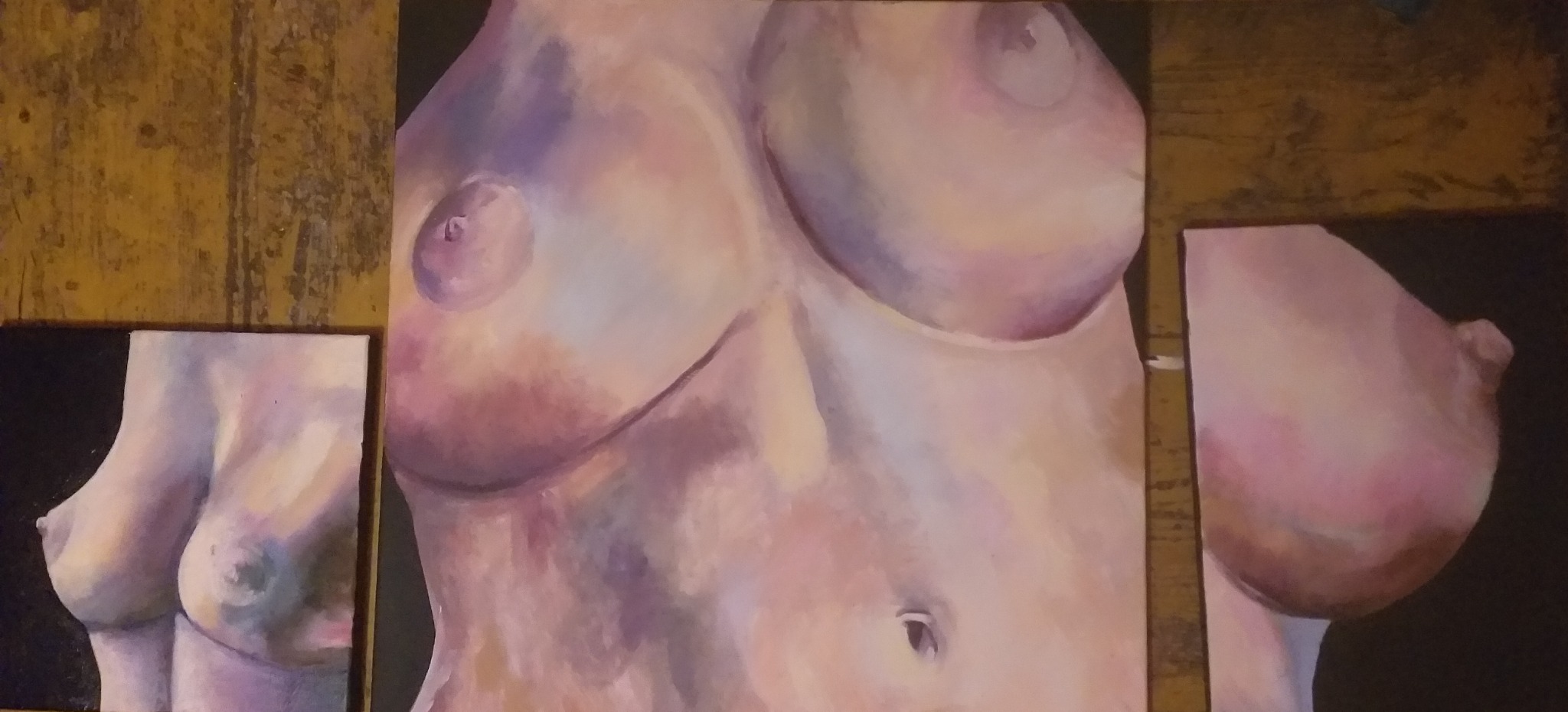 Tryptyk przedstawiający akt kobiecy, namalowany farbami w odcieniach różu, fioletu i beżu, na czarnym tle, z widoczną fakturą pociągnięć pędzla i fragmentem brązowej, drewnianej ramy.