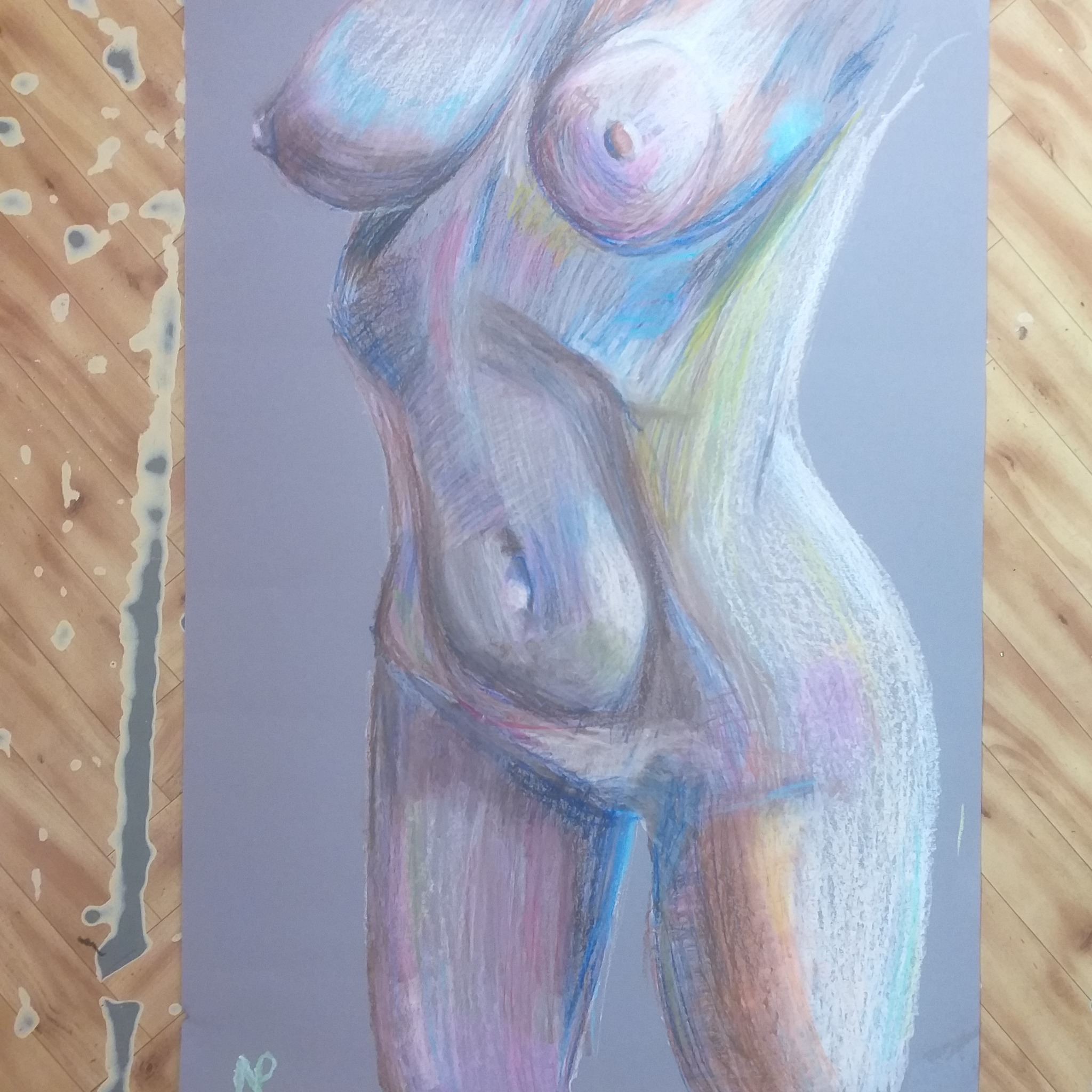 Szkic pastelami przedstawiający akt kobiecy na szarym papierze, leżący na drewnianej podłodze z plamami farby.