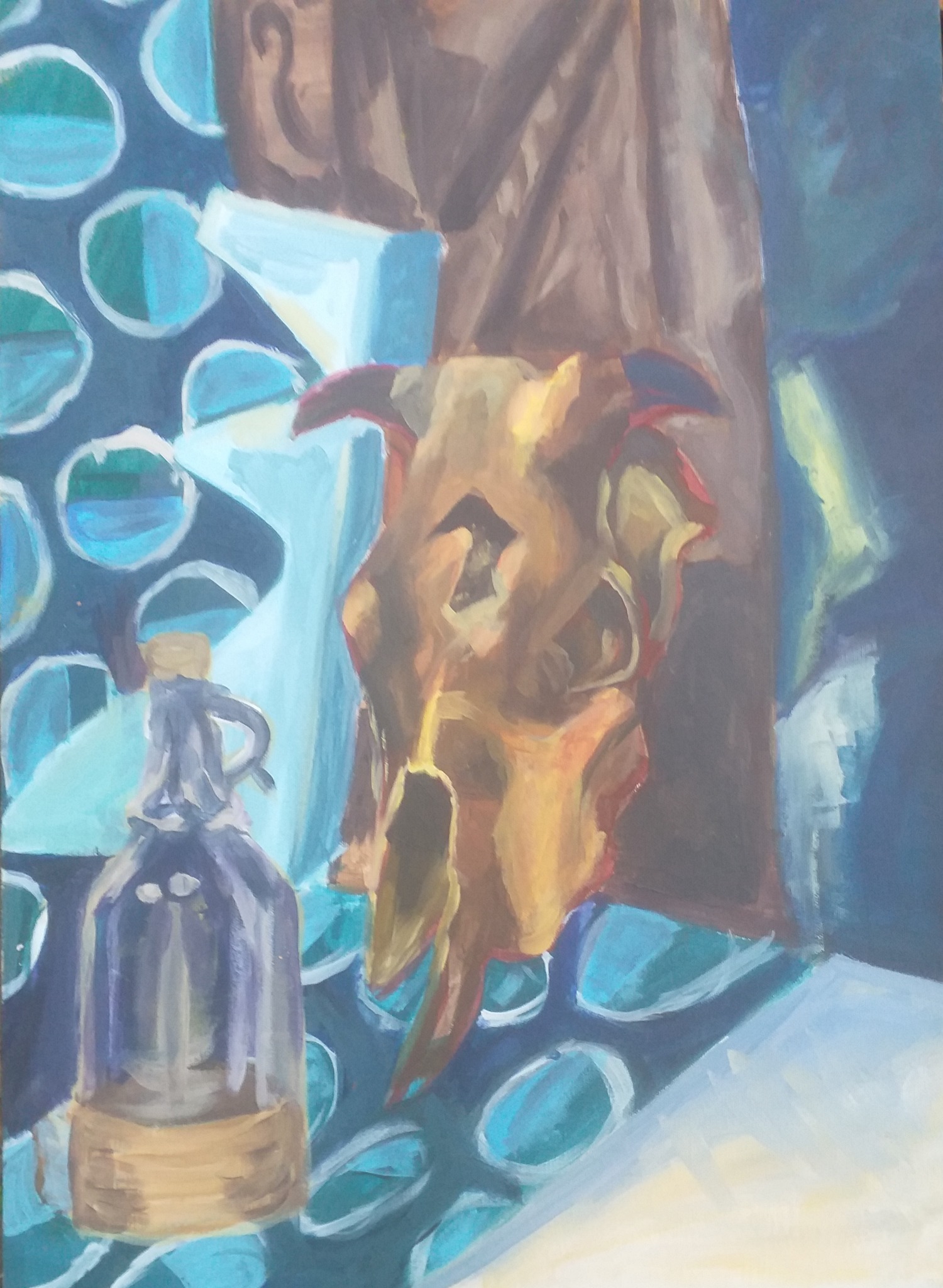 Martwa natura: obraz olejny przedstawiający czaszkę zwierzęcą, szklaną butelkę i draperię na tle wzorzystej tkaniny w odcieniach błękitu i brązu.