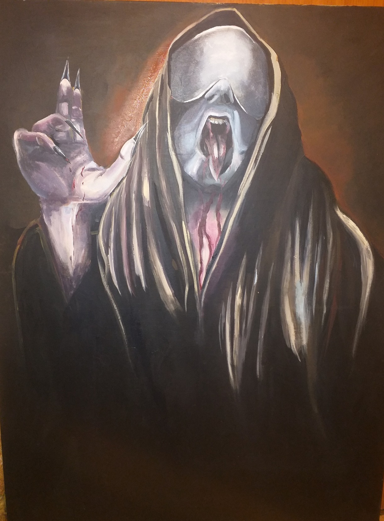 Mroczna, ekspresjonistyczna praca malarska z Brzeska przedstawiająca postać w kapturze z wyciągniętą dłonią o długich paznokciach i otwartymi ustami, z widocznymi śladami krwi na szyi.