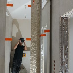 Witamy  zajmujemy się  kompleksowo  remontem łazienek ( hydraulika,  elektyka zabudowy z gk  biały montaż  lustra )dwudziestoletnie doświadczenie w norwegii   w budowie domów szkieletowych  pod klucz  zapraszamy do współpracy  