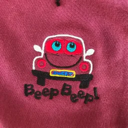 Burgundowa koszulka z haftowanym, kreskówkowym samochodem z napisem 'Beep Beep!'