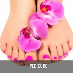 Stopy po pedicure z pomalowanymi na różowo paznokciami, ozdobione trzema kwiatami orchidei w odcieniach różu i fioletu na białym tle.