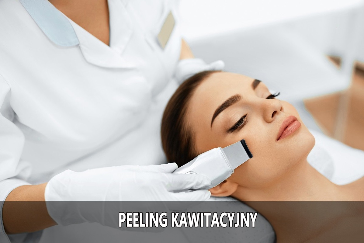 Kobieta podczas zabiegu peelingu kawitacyjnego wykonywanego urządzeniem przez kosmetyczkę w białych rękawiczkach i uniformie.