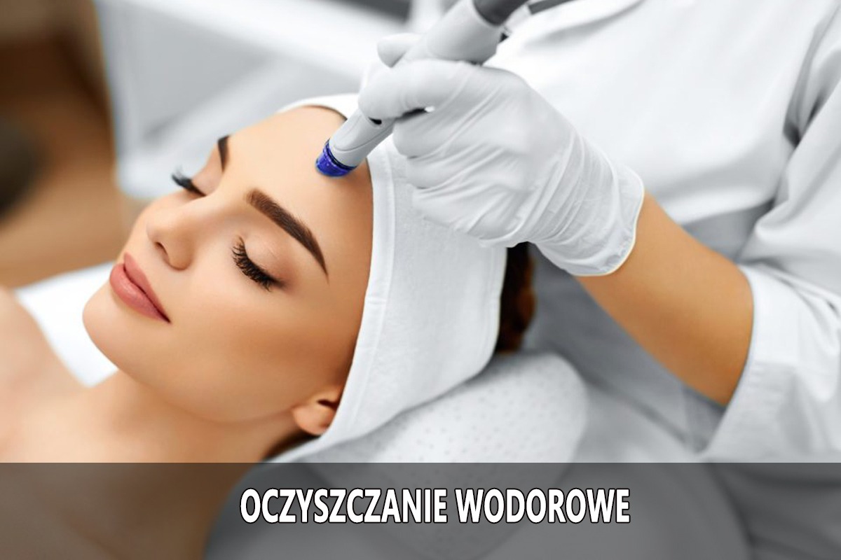 Kobieta z zamkniętymi oczami podczas zabiegu oczyszczania wodorowego twarzy, wykonywanego przez osobę w białym uniformie i rękawiczkach.