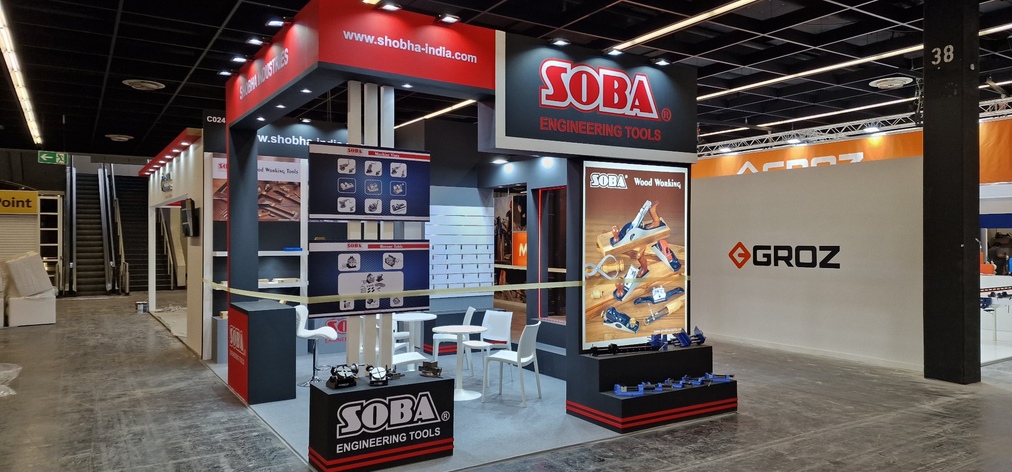 Ekspozycja narzędzi stolarskich SOBA na targach w Pobiedziskach, prezentująca stoisko z narzędziami i materiałami do obróbki drewna.