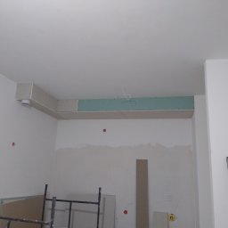 MDG - Konstrukcja z płyt karton gips na suficie, z widocznym fragmentem instalacji wentylacyjnej i niedokończonymi ścianami, ukazująca etap prac wykończeniowych.