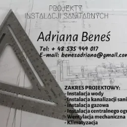 Plan instalacji sanitarnych z naniesionymi wymiarami, przyłożony metalowy kątownik stolarski, widoczny zakres projektowy firmy Adriana Beneś.