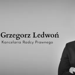Portret mężczyzny w garniturze z założonymi rękami, obok logo i nazwy kancelarii radcy prawnego Grzegorz Ledwoń, na szarym tle.