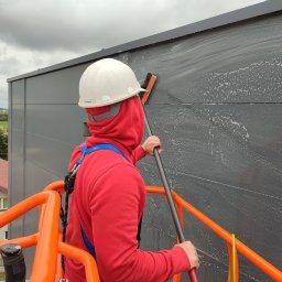 Mycie paneli na budynku PKO. Umyte ponad 10000m2