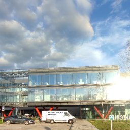 Umyty cały budynek z zewnątrz i wewnątrz . Powierzchnia umytych fasad 17000m2 