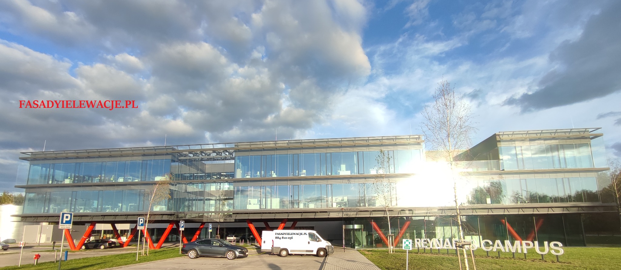 Umyty cały budynek z zewnątrz i wewnątrz . Powierzchnia umytych fasad 17000m2