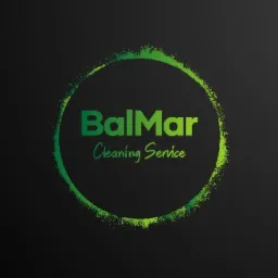 Logo firmy BalMar Cleaning Service w odcieniach zieleni, umieszczone w okręgu z efektem rozprysku, na ciemnoszarym tle.