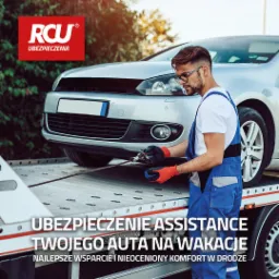 Mężczyzna w kombinezonie zabezpiecza srebrny samochód na lawecie, logo firmy ubezpieczeniowej w lewym górnym rogu, hasło reklamowe o assistance na wakacje.
