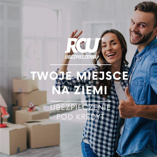 Uśmiechnięta para z kluczami do nowego domu, za nimi kartony, na zdjęciu widoczne logo firmy ubezpieczeniowej i hasło reklamowe 'Twoje miejsce na ziemi'.