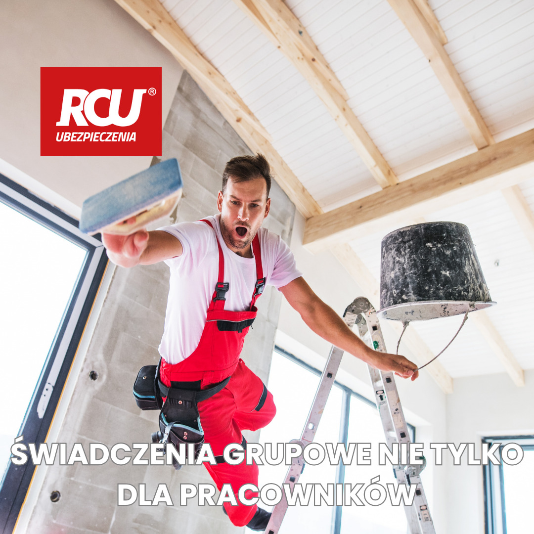 Mężczyzna w czerwonym kombinezonie, z otwartymi ustami, stojący na drabinie, trzymający szpachelkę w dłoni, obok wiadro, w tle surowy stan wykończenia wnętrza z widocznymi elementami konstrukcyjnymi.