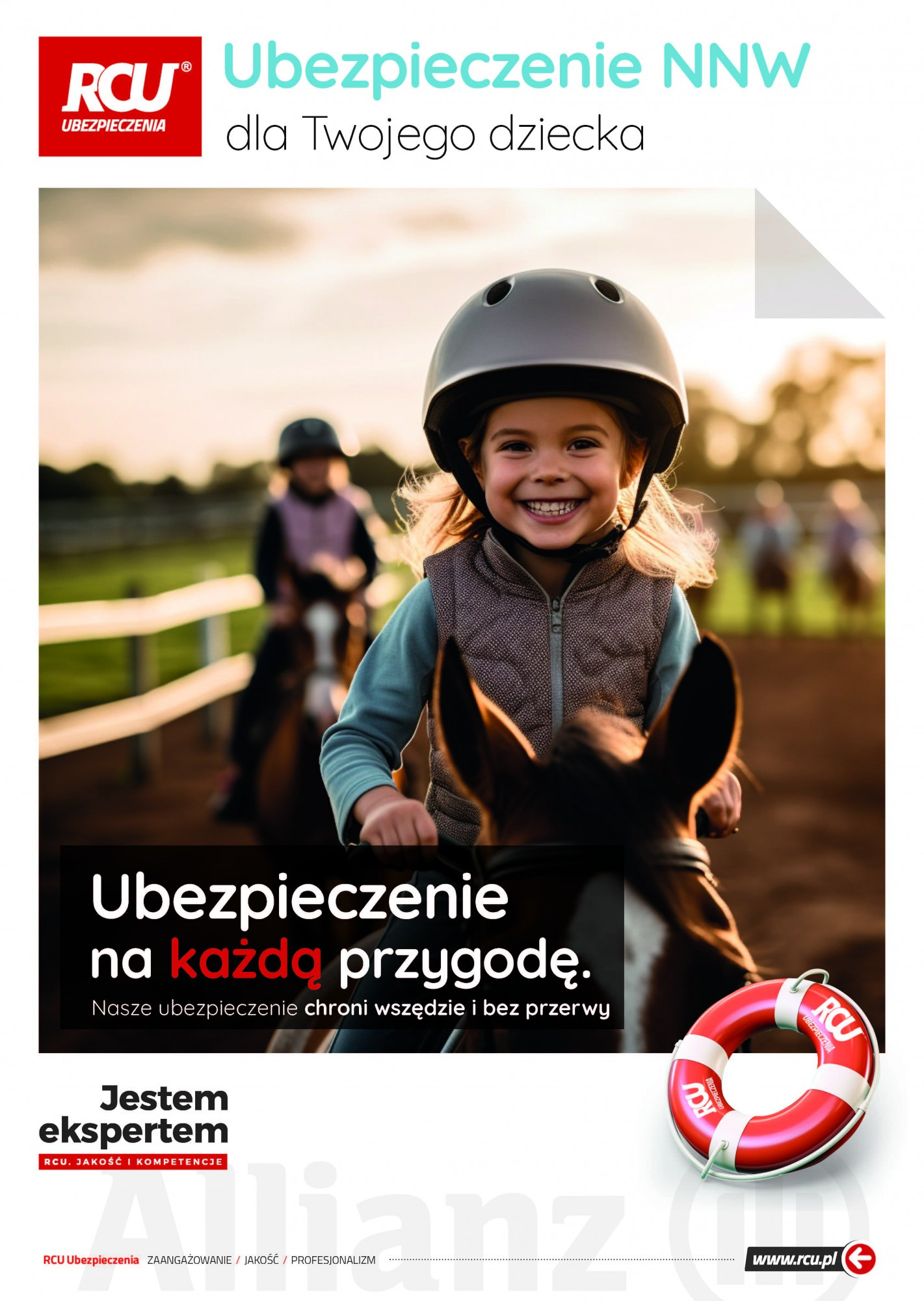 Reklama ubezpieczenia NNW dla dziecka: uśmiechnięta dziewczynka w kasku jeździ konno, w tle druga osoba na koniu, w prawym dolnym rogu czerwona boja ratunkowa z logo firmy.