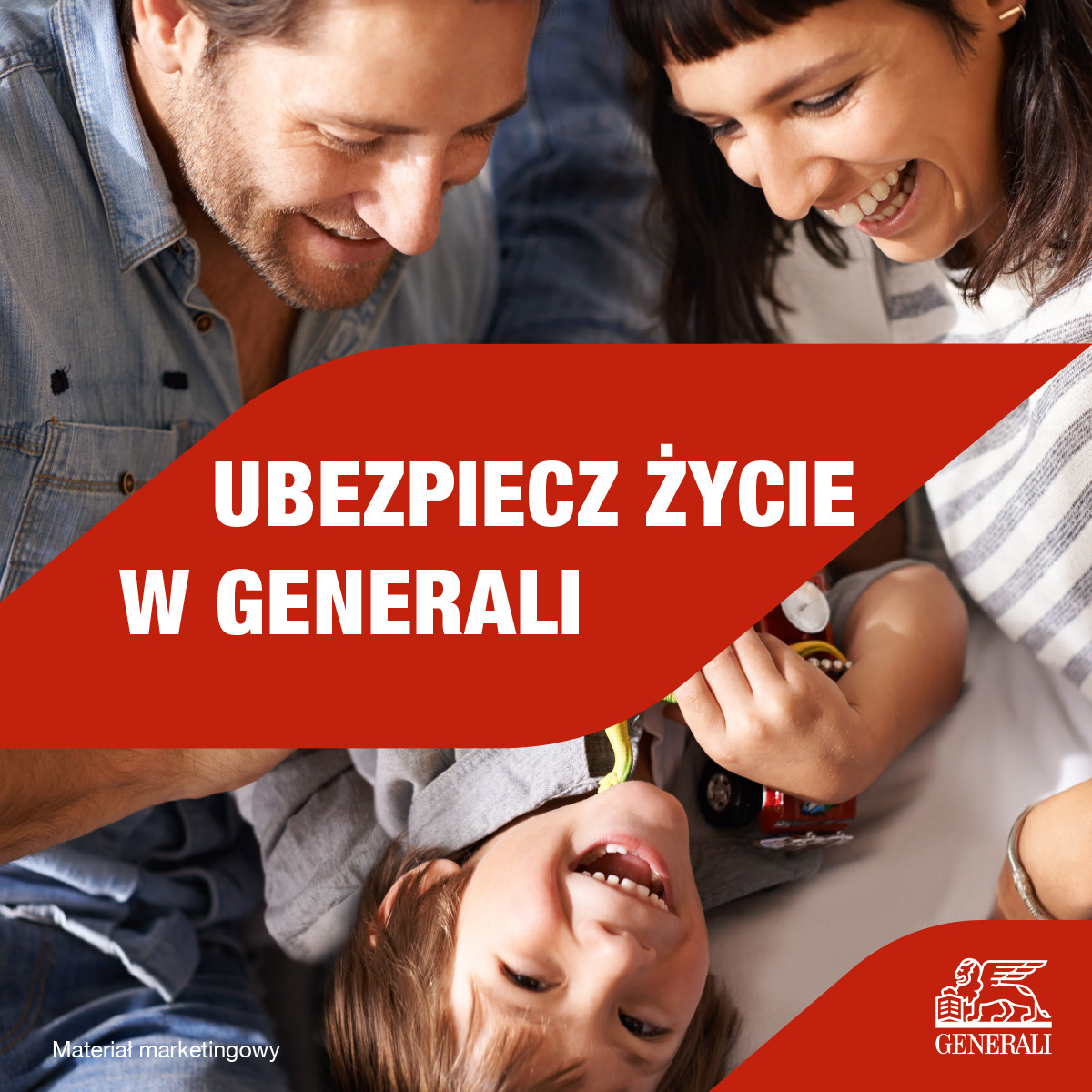 Uśmiechnięta rodzina, ojciec, matka i syn, bawiący się zabawką na tle czerwonej grafiki z napisem 'Ubezpiecz życie w Generali' i logo firmy Generali.