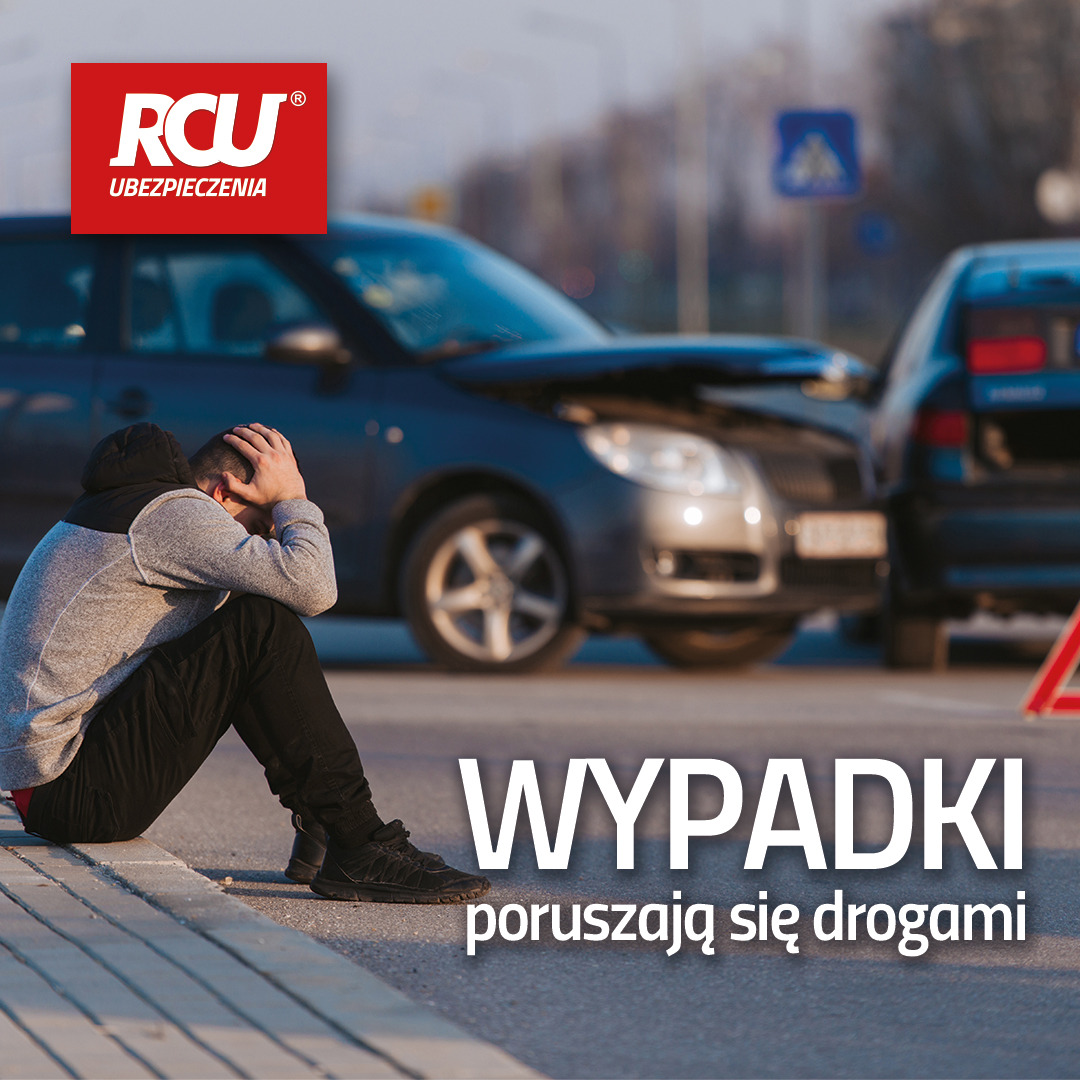 Zestresowany mężczyzna siedzi na krawężniku po wypadku samochodowym; uszkodzone pojazdy i trójkąt ostrzegawczy w tle; logo firmy ubezpieczeniowej w lewym górnym rogu.