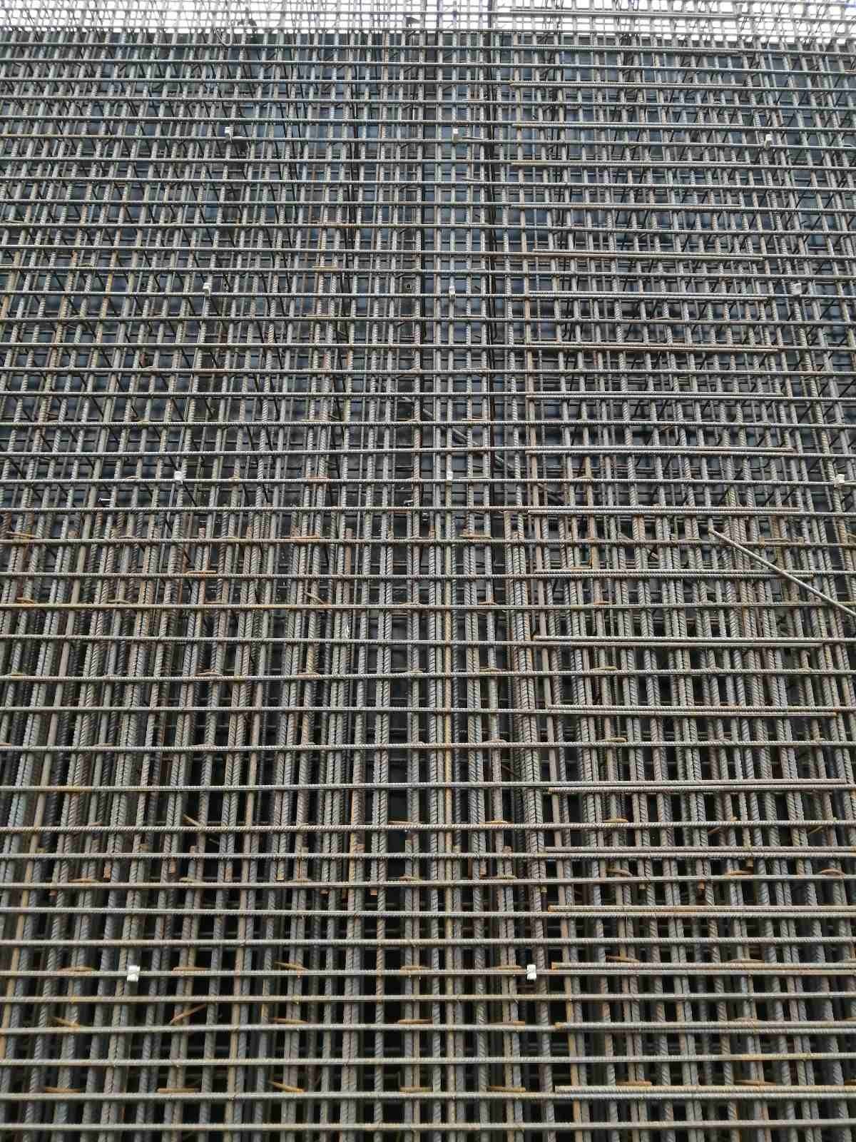 Siatka zbrojeniowa ułożona warstwowo, widok z góry na przygotowaną konstrukcję, oczekująca na zalanie betonem.