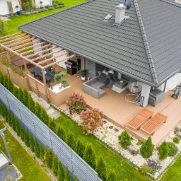 Zabudowa tarasu z deski kompozytowej.