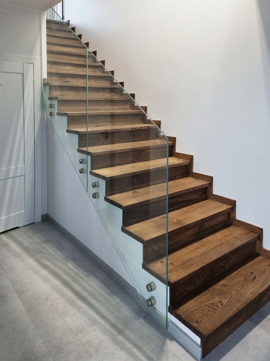 Balustrada samoszklana na rotulach.