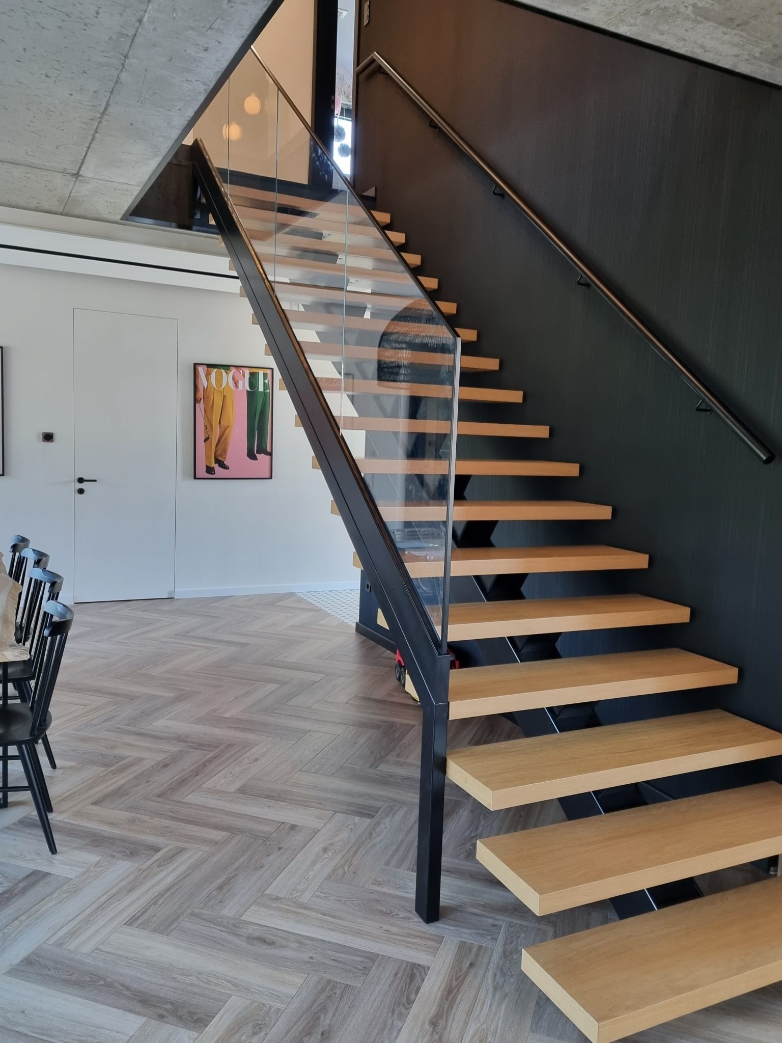 Balustrada samoszklana na profilu.