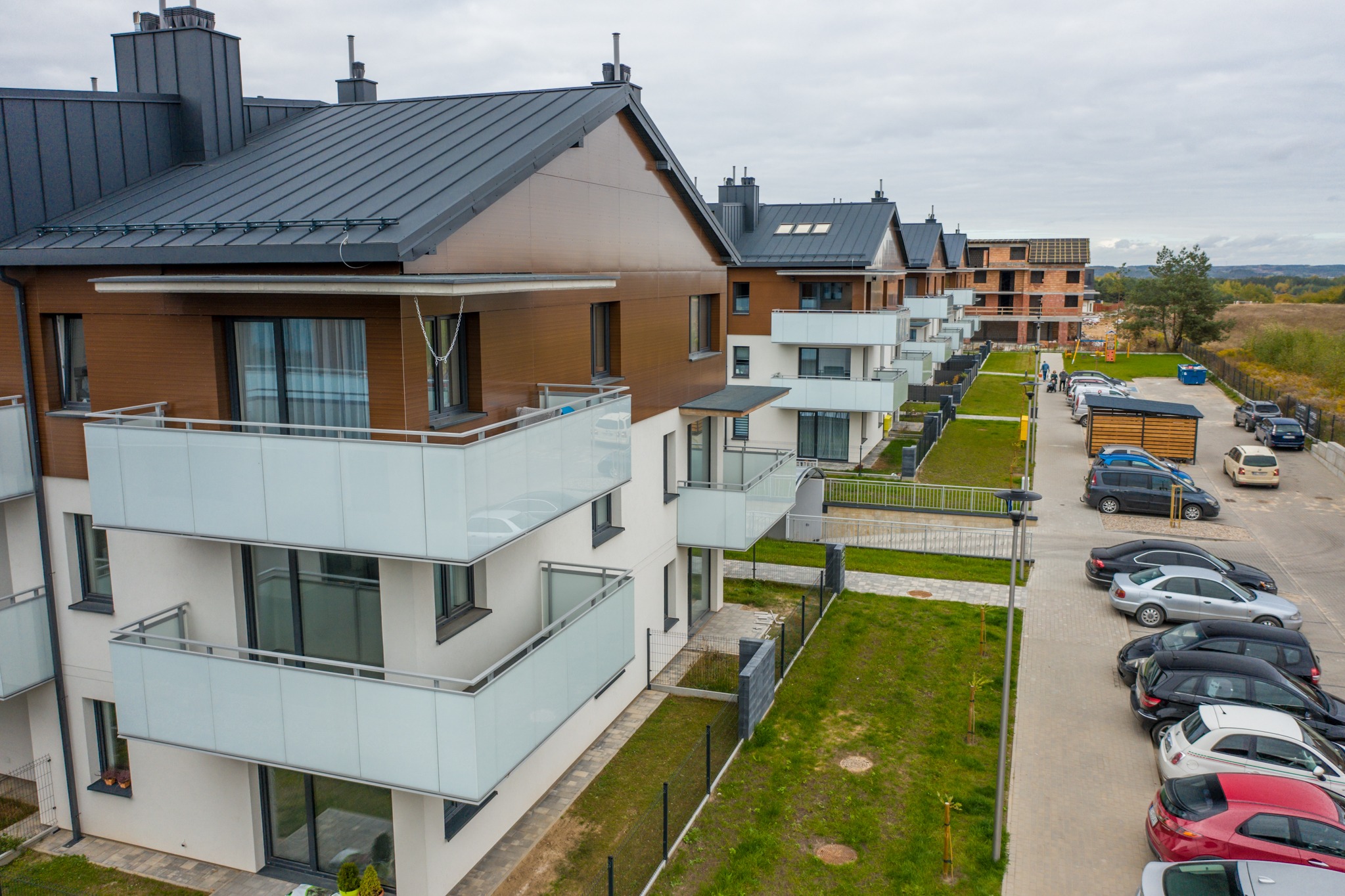 Balustrada aluminiowo-szklana zewnętrzna.