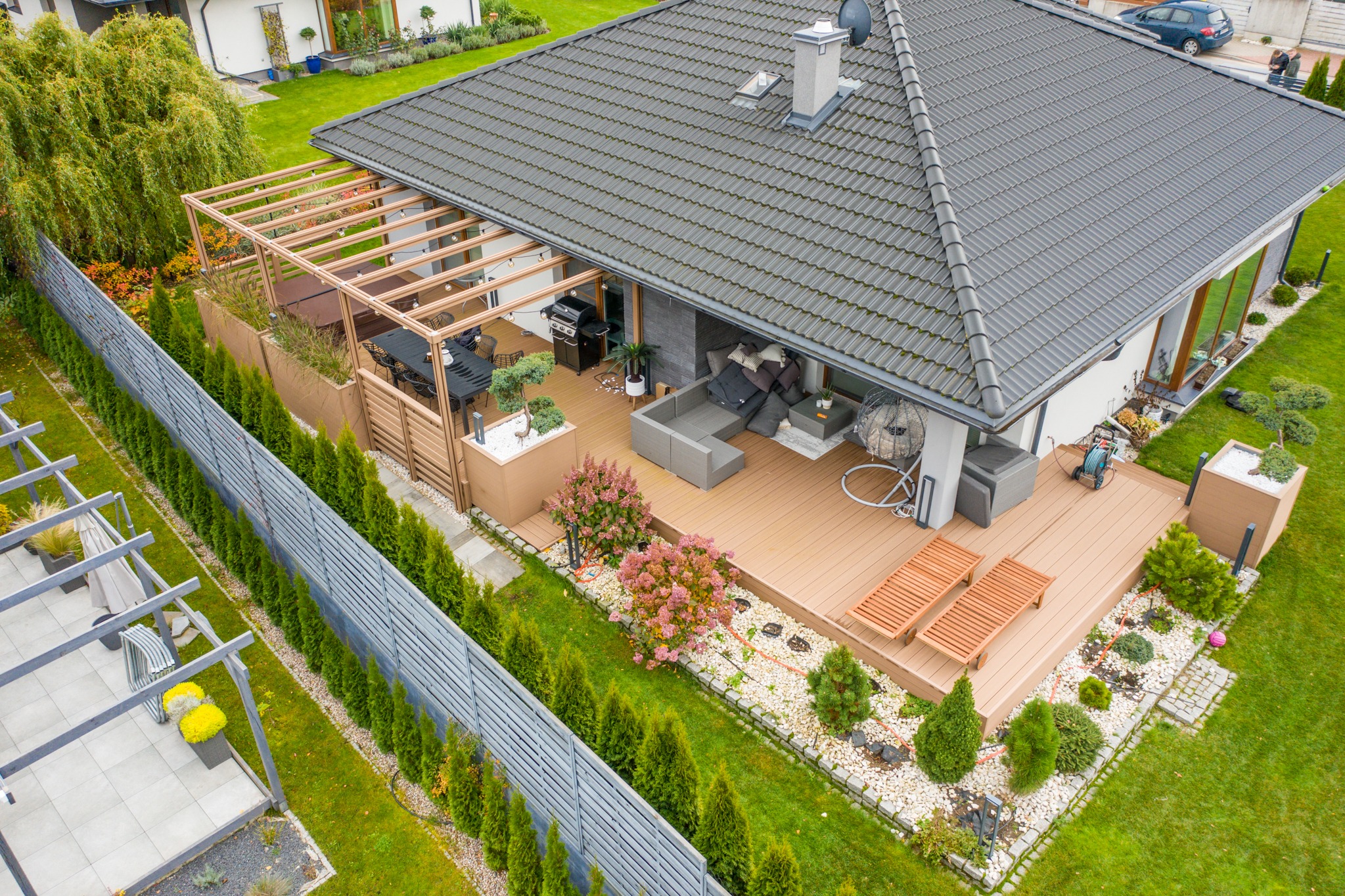 Zabudowa tarasu z deski kompozytowej.