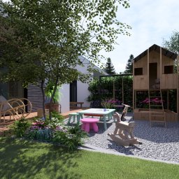 MB- Projektowanie ogrodów - Nowoczesny ogród z domkiem na drzewie, huśtawką, stolikiem i krzesełkami dla dzieci oraz tablicą do rysowania, otoczony zielenią i kwiatami.