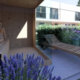 Wizualizacja sauny zewnętrznej z drewnianym leżakiem, otoczonej zielenią i kwitnącą lawendą, na tle nowoczesnego budynku.