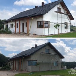 Clean Company - Dom jednorodzinny przed i po ociepleniu elewacji styropianem i nałożeniu tynku, widoczne rusztowania i elementy instalacji ociepleniowej.
