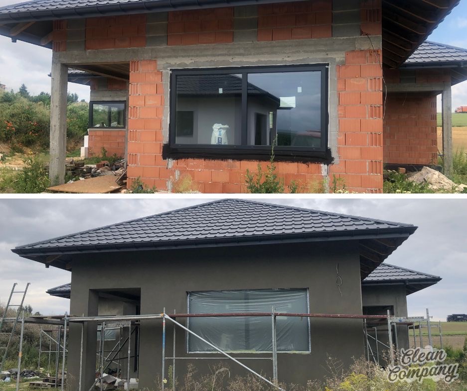 Dom w trakcie budowy: porównanie stanu surowego z czerwonej cegły i po nałożeniu szarego tynku elewacyjnego, widoczne rusztowania i okna zabezpieczone folią.