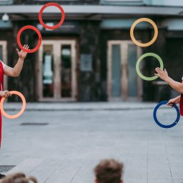 Cyrkowy pokaz uliczny podczas festiwalu w Rzeszowie. Na zdjęciu żonglerka obręczami we dwoje