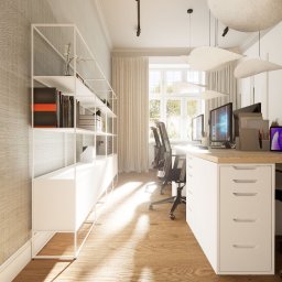 Łukasz Macuga architekt wnętrz - Jasne biuro z dwoma stanowiskami pracy, biurka z drewnianymi blatami, białe szafki i regał z książkami, nowoczesne lampy wiszące w kształcie chmur, krzesła biurowe z siatkowym oparciem, laptop...