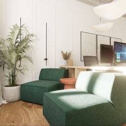 Łukasz Macuga architekt wnętrz - Jasne biuro z dwoma zielonymi fotelami modułowymi, drewnianym biurkiem z dwoma monitorami, wiszącymi lampami w kształcie dysków i dużą rośliną doniczkową.