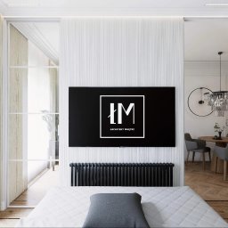 Łukasz Macuga architekt wnętrz - Elegancka sypialnia z telewizorem z logo 'ŁM Architekt Wnętrz', grzejnikiem i widokiem na jadalnię przez przesuwne drzwi. Jasne kolory, parkiet i designerski żyrandol.