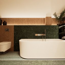 Łukasz Macuga architekt wnętrz - Nowoczesna aranżacja łazienki w Słupsku z wanną o żłobkowanej powierzchni, zielonymi akcentami i drewnianymi panelami. Minimalistyczny design z roślinami.
