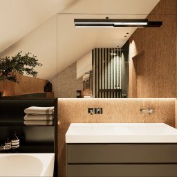 Łukasz Macuga architekt wnętrz - Nowoczesna łazienka na poddaszu z drewnianą okładziną, zielonym marmurem i dużym lustrem odbijającym kabinę prysznicową w paski. Minimalistyczna umywalka z szufladami.